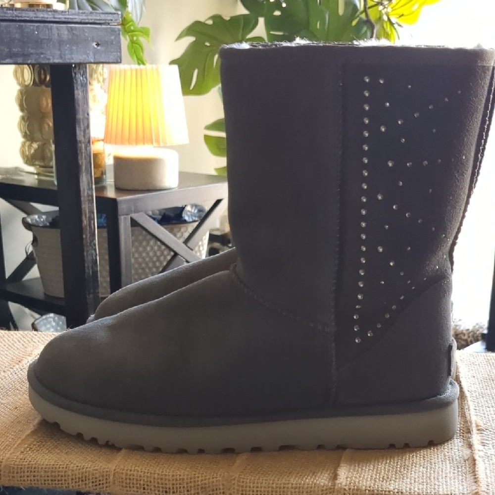 🩶UGG Gray Studded Winter Boots